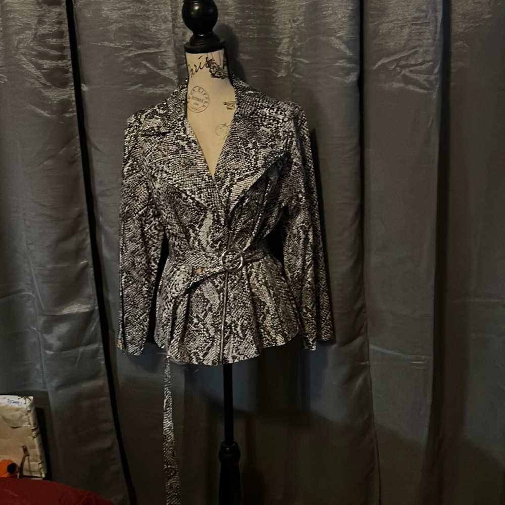 Fitted, belted jacket